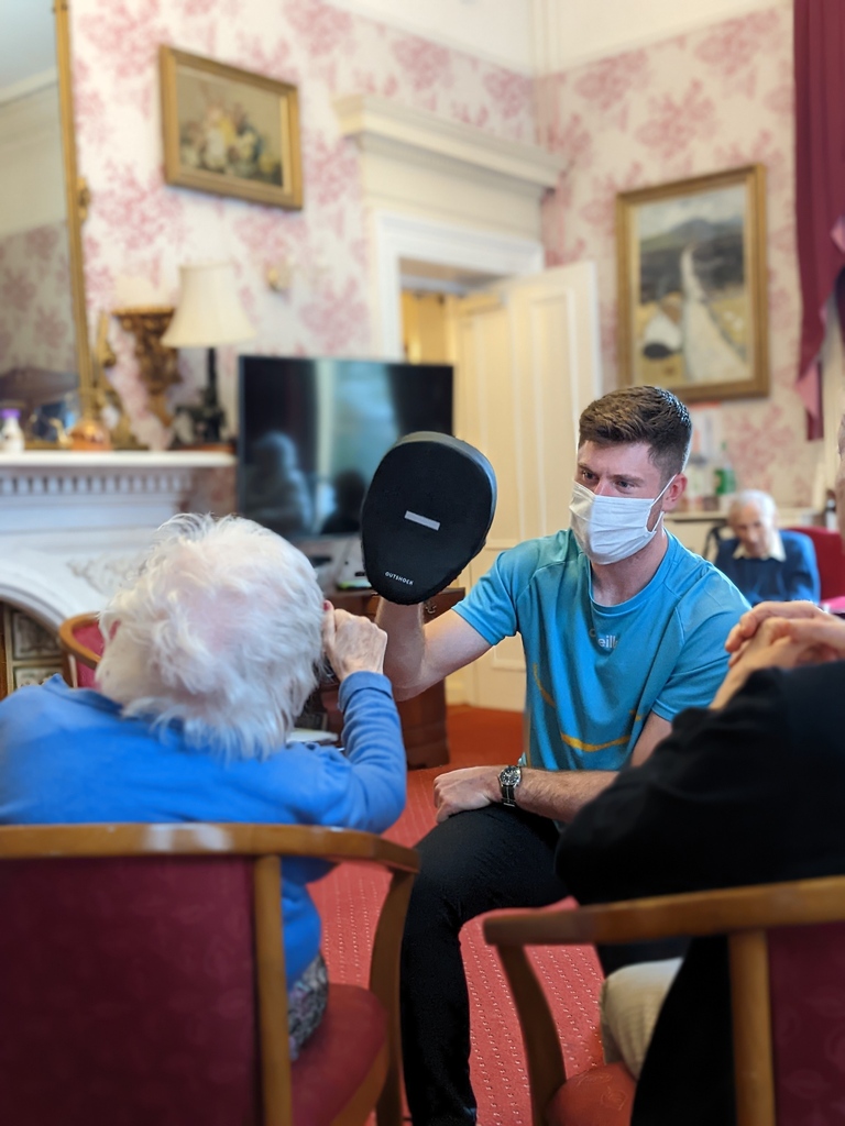 SilverStream10's tweet image. Friday means Siel Bleu day! 🎉
Every Friday these guys come and visit Leeson Park with tailor made exercises for each resident depending on their ability. 
It's a firm favourite as it's great fun aside from having physical, social and psychological benefits. #exercise#chairgym