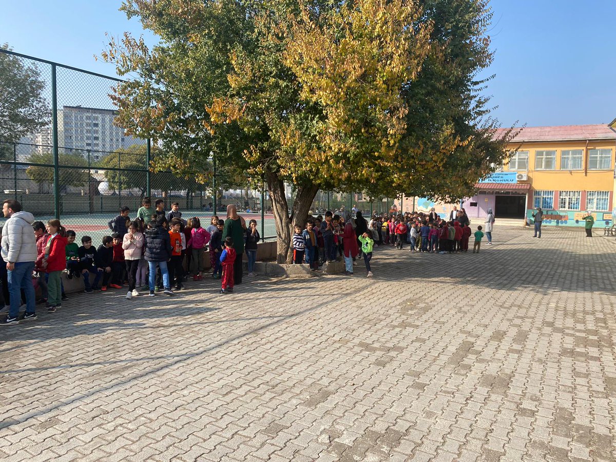 Okulumuzda deprem tatbikatı gerçekleştirildi. 
Öğrencilerimiz deprem anı ve sonrasında yapılması gerekenler konusunda bilgilendirildi. <a href="/KrtlnKymkmlk/">KurtalanKaymakamlığı</a> <a href="/KurtalanMem/">Kurtalan İlçe Milli Eğitim Müdürlüğü</a> <a href="/faypol56/">Faysal POLAT</a> <a href="/Salimmete7/">Salim mete</a>