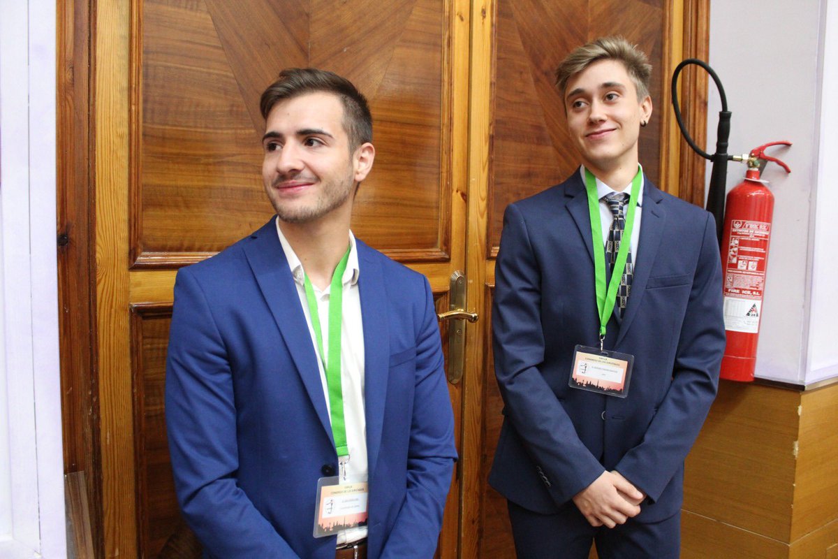 AytoJaen's tweet photo. 🏛La primera simulación parlamentaria #Simuja llega al salón del Plenos del @AytoJaen con 50 jóvenes de diferentes puntos del país. Una espacio para el #debate y aprendizaje #político organizado por @ADEDEJA de la @ujaen
Deberán llegar a acuerdos para la formación de un Gobierno https://t.co/gvr0mQvUDu