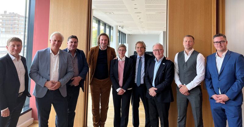 Op vrijdag 4 november jl. organiseerde <a href="/IntergrafAISBL/">Intergraf</a>  in Brussel een unieke paneldiscussie tussen papierproducenten, uitgevers en boekproducenten met als onderwerp 'The future of the book in 2025'. <a href="/izohoijtink/">Izo Hoytink</a>  voerde namens het KVGO het woord. Lees op kvgo.nl/future-of-book/