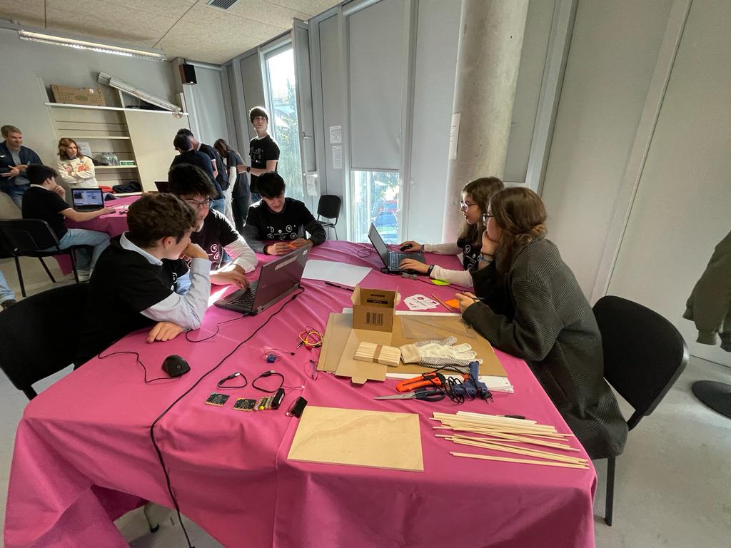 CIFerrol's tweet photo. #CIFaoDía Velaquí tedes aos 4 equipos finalistas do reto #ChallengeSTEM do Campus Industrial Ferrol intentando rescatar a un dos tripulantes do buque de metano Mozah que caeu pola borda. A súa vida corre perigo!!! 😨😨😨 @UDC_gal @epef_udc @delegacion_epef @FerrolCultura https://t.co/Pu1dedaHBV