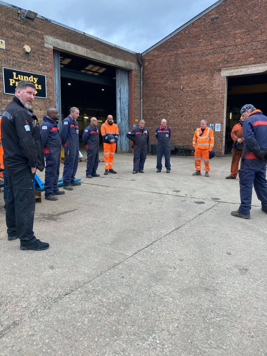 Today marks #ArmisticeDay where we honour and remember those who made the ultimate sacrifice for our freedom.

To pay our respects, we observed a 2 minute silence at our desks, on site and alongside the war memorial at our #Rugby depot.

#LestWeForget #RemembranceDay