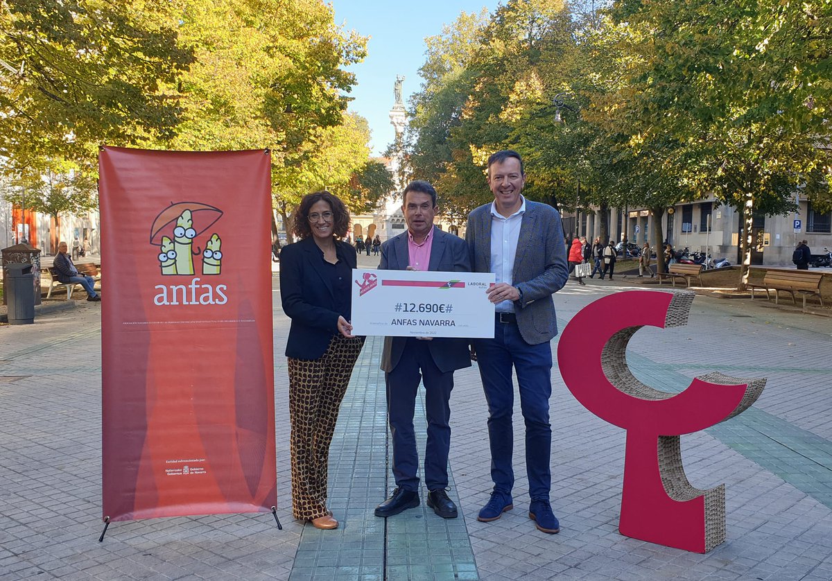 casolinavarra's tweet photo. ‼️#CASOLINA2022‼️ Entrega del CHEQUE-SOLIDARIO 🎟
🏃♂️🏃♀️🏃 Justo un mes después de que se celebrara en #Pamplona la novena edición de nuestra #Casolina2022, este jueves @LABORALkutxa ha hecho entrega a @anfasnavarra del total de la recaudación: 12.690 euros. (1/3) https://t.co/PHxp4tv9MQ