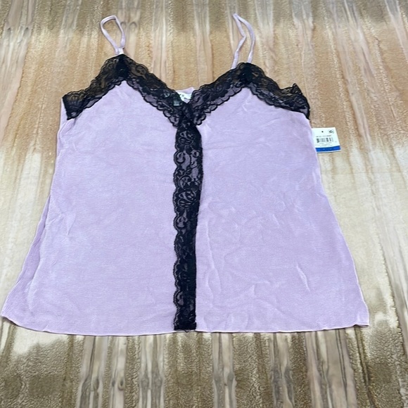 Nevada_Reseller's tweet photo. So good I had to share! Check out all the items I'm loving on @Poshmarkapp from @Bearlystylin #poshmark #fashion #style #shopmycloset #mattel #hangten #bariii: https://t.co/BAUUE0NFQh https://t.co/Jt1lkuds9B