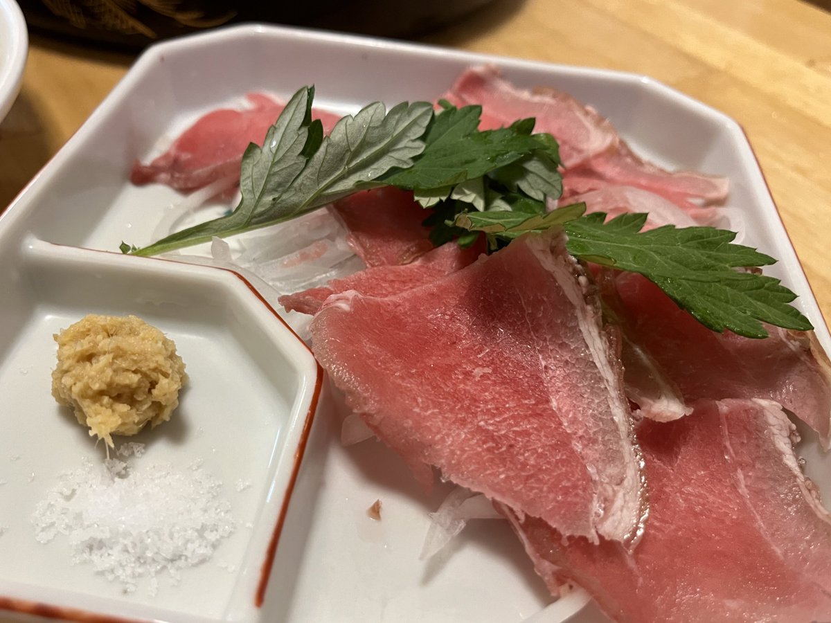 山羊(やぎ)の刺身です。 好き嫌いがはっきり別れます。 ラム肉みたいな味です。 沖縄では居酒屋によっては、 メニューにあります。 ＃山羊 ＃刺身 ＃居酒屋 ＃沖縄旅行 ＃沖縄料理 ＃ヒージャー