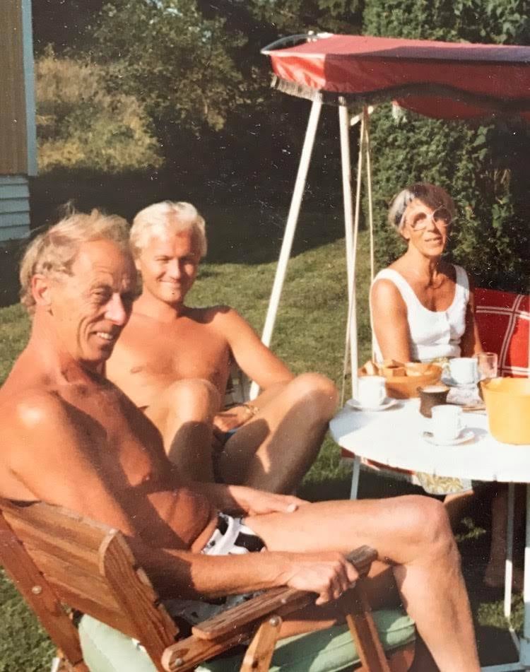 Mysfredag igen. Är det inte läge att tänka på hur fint det är under den ljusa halvan av året just idag. Här får ni en bild från mer än ett halvsekel sedan på mina föräldrar och mig, just en sådan dag. Trevlig helg!