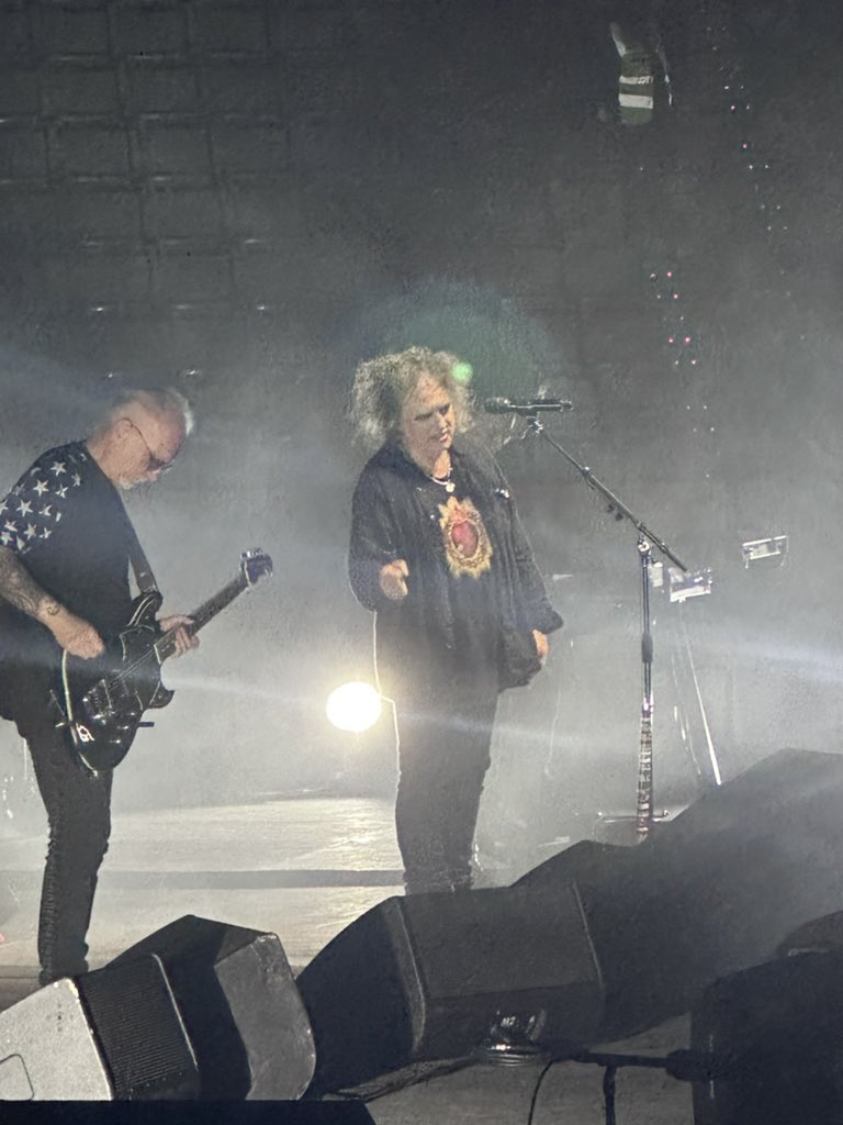milong63's tweet photo. @richardblade saw The Cure last night in Barcelona and Robert Smith sounded amazing! https://t.co/0oAS2h9Lz0