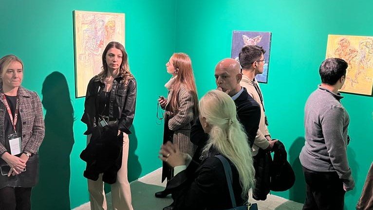 commencis's tweet photo. We were at Artweeks@Akaretler on Tuesday and had the chance to see the most recent works of contemporary artists from Turkey and around the world. Thanks to @melis_terzioglu for this inspiring tour! 👏🏻🎨 #commencis #commencers #artweeks #akaretler #contemporaryart https://t.co/cuB2uaZkZ4