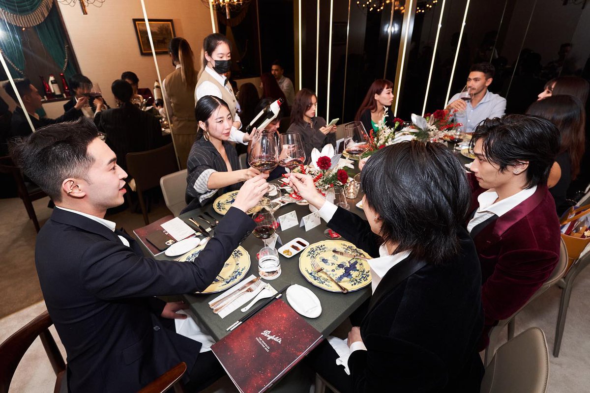BibleBuild_INA's tweet photo. BibleBuild in party with penfolds family 🍷🍷

Cr. Ig: jackwangg
#ไบเบิ้ลบิว
#BibleBuild
#BibleWichapas
#BuildJakapan https://t.co/qerEikIUyH