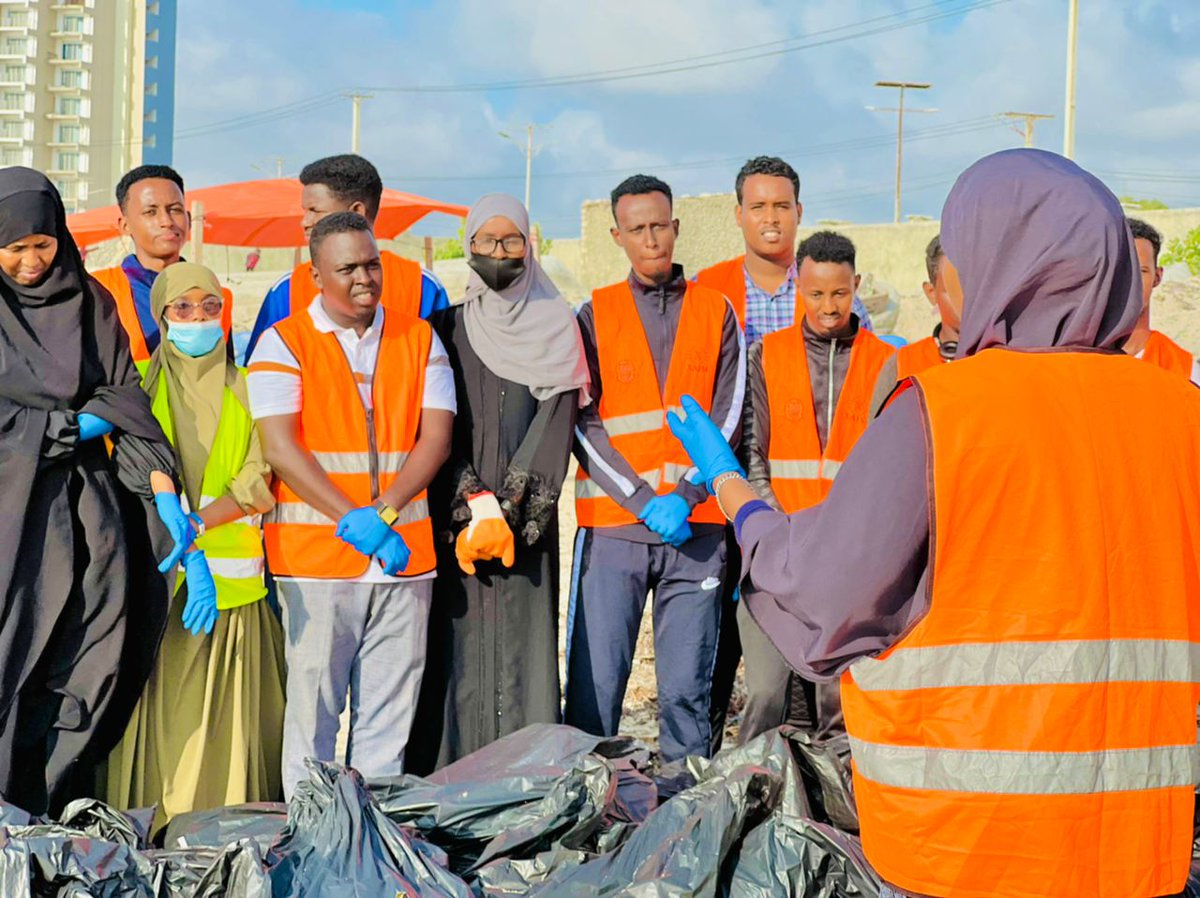 Mohamed26500090's tweet photo. The 55th week of clean up beach and awareness campaign.
"Clean up your beach 🏖and Relax 😎 "
#worldwithoutwaste
#youthvolunteer
#cleanbeach
#Noplacticbags
#banplasticafrica
#ecofriendly
#Savemarine
#FridaysForFuturesomalia https://t.co/nLB1BmJVkk