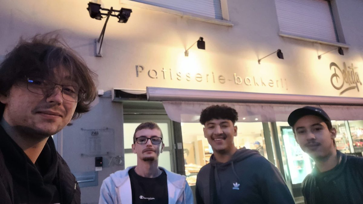 Sohaib_Ibn's tweet photo. Onderweg naar GOE BEZIG! even bij de bakker gestopt. Ik kijk uit naar wat de talkshow allemaal te bieden heeft! #thomasmore #itfactory https://t.co/62vKeTfnGQ