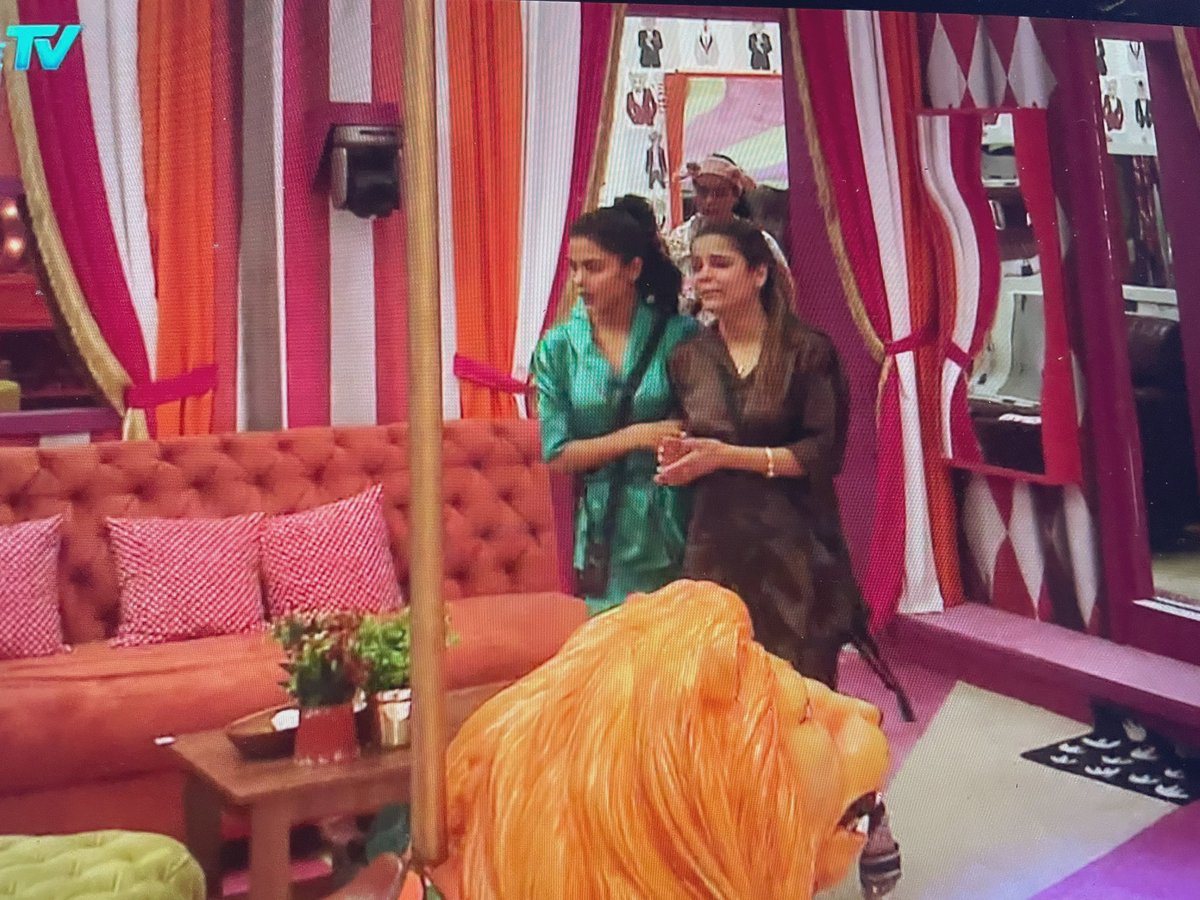 _manisharai's tweet photo. It pains to see #ArchanaGautam begging like this yaar 🥺♥️ DYINNG to see her make a solid comeback! Hope she also sees how #PriyankaChaharChoudhary has always stood be her n been a very pragmatic sensible friend despite Archana backstabbing her many time #BB16  #ArchanaGautam https://t.co/ZvRgQVf1Fq