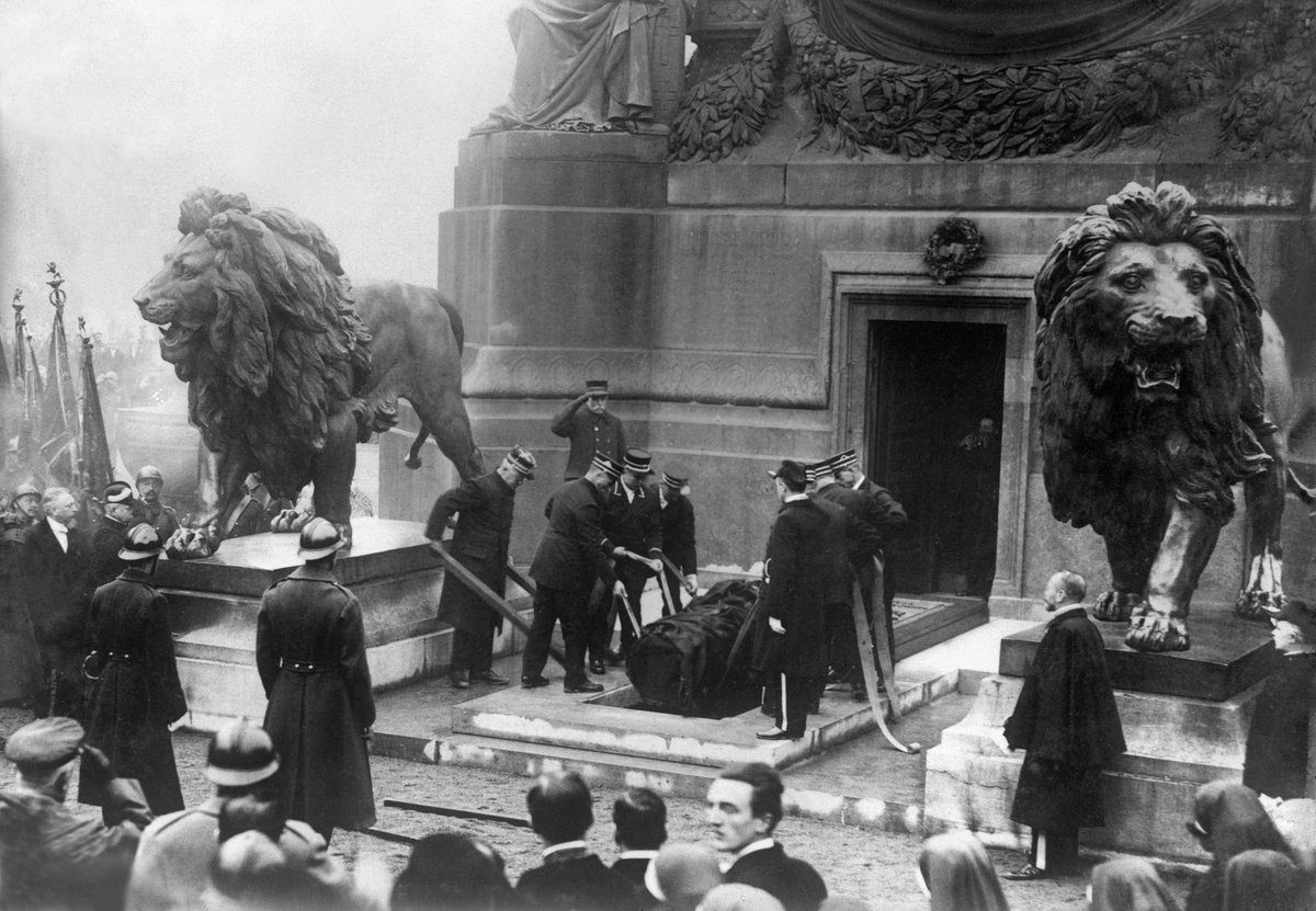 ACMP_CGPM's tweet photo. Als symbool van de offers uit het verleden wijst de Onbekende Soldaat ons op het belang van vrede. Hij ligt al 100 jaar aan de voet van de Congreskolom.
De militaire vakbond ACMP-CGPM wil er op 11 november 2022 aan herinneren dat democratie en vrijheid nooit gratis zijn. https://t.co/xdq65qODB4