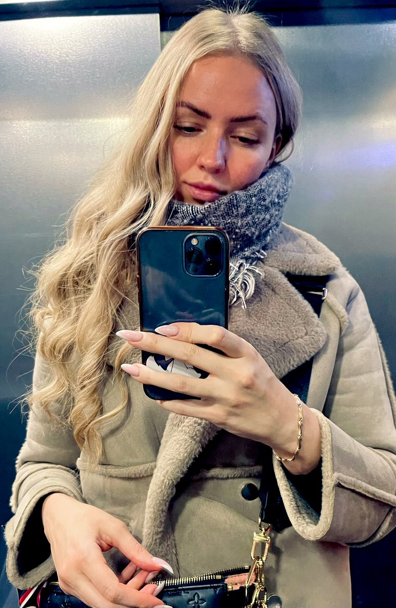 GM fam 😘🧡

It seems I'm frozen 😂 
have a warm and gentle day to everyone, my beloved🤗☀️