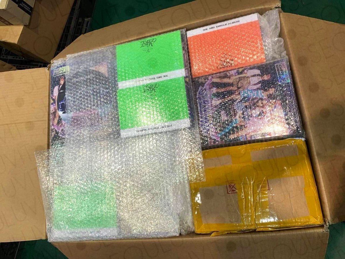 #Seouluvit_Proofs #Seouluvit_UPDATES 

BOX 11 UPDATE!!

TENTATIVE SHIPPING DATE TO PH: November 13, 2022

Estimated time of arrival is 2-3 weeks after shipout from South Korea if no delays 🙇🏻‍♀️

Thank you for trusting me with your kpop merch budol! 💛