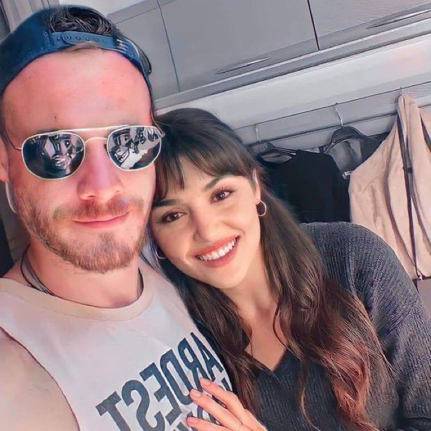 nonnamatta1's tweet photo. Good morning world!!!
Con l’augurio che questo giorno nuovo, abbia come fantastica colonna sonora, tante emozioni colorate, sorrisi, baci e abbracci inaspettati.
#HandeErçel #KeremBürsin #HanKerr
#IlCircoloDelleInvincibiliSognatrici 🦄
#TeamAskVar ❤️ #MuchLove #solocosebelle https://t.co/HEdlU2J3mI