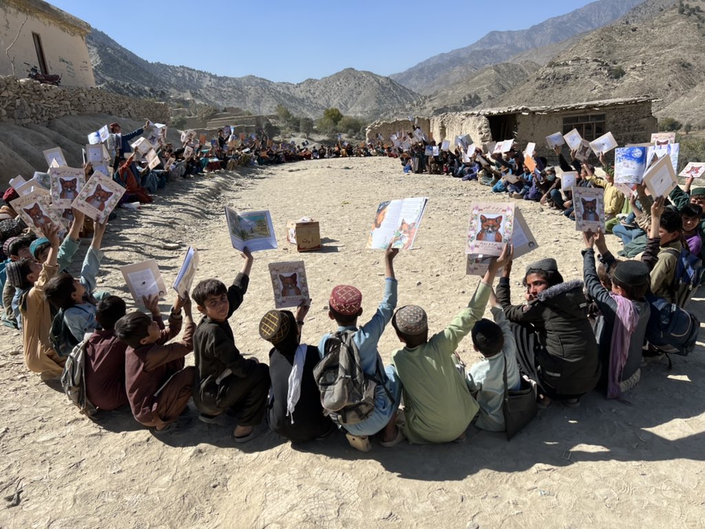 payf_official's tweet photo. [#EducateNation]

Education For All ✨

@PenPath1 distributed literature books &amp; stationary to the children of Spera district of Khost, Afghanistan.

The organisation works tirelessly to provide access to educational facilities to remotes regions of Afghanistan. https://t.co/FX04BLB5OE