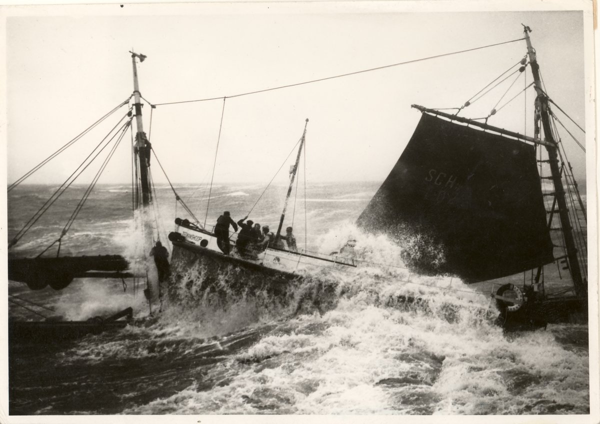 Vandaag bestaat de KNRM 198 jaar 🥳

Wat in 1824 begon met beperkte reddingmiddelen, is in twee eeuwen tijd ontwikkeld tot een moderne reddingorganisatie. Met dank aan onze vrijwillige redders en trouwe donateurs.