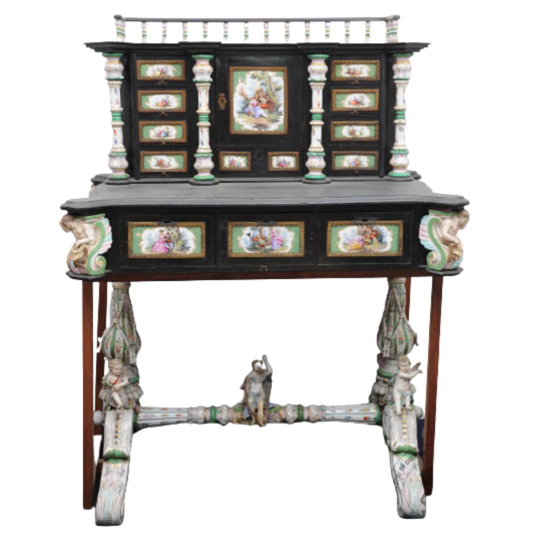 sjmhyd's tweet photo. Check out this beautiful wooden writing table of Marie Antoinette, wife of Louis XVI (King of France). It has thirteen drawers and porcelain caryatids, porcelain pillars, cupids etc.
This table dates back to the 19th century.
#SalarJungMuseum #MarieAntoinette #WritingTable https://t.co/NZIJoj5VKI