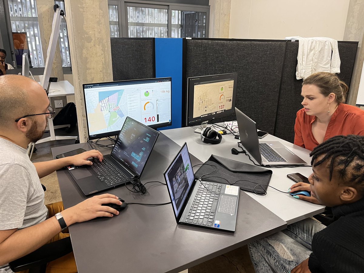 Geekulcha's tweet image. Crunch time 🕰️ 

#hackMYCITY