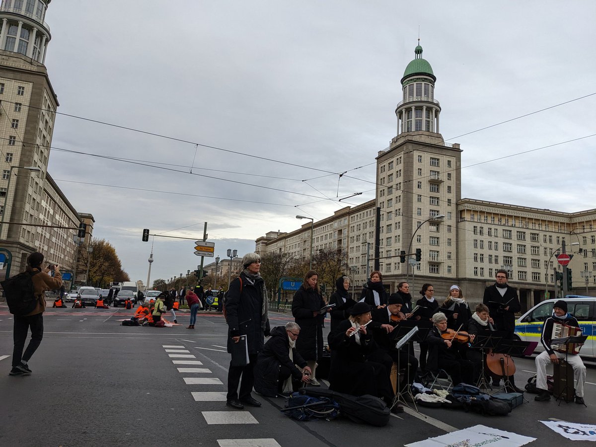 Kreuzung am Frankfurter Tor ist seit ner guten Stunde von der <a href="/AufstandLastGen/">Letzte Generation</a>  komplett geblockt. Auf einmal ist's hier ohne Autolärm ganz schön ruhig. Rettungsfahrzeuge können easy auf der Gegenfahrbahn fahren und wären schneller unterwegs als normalerweise. #klimanotstand