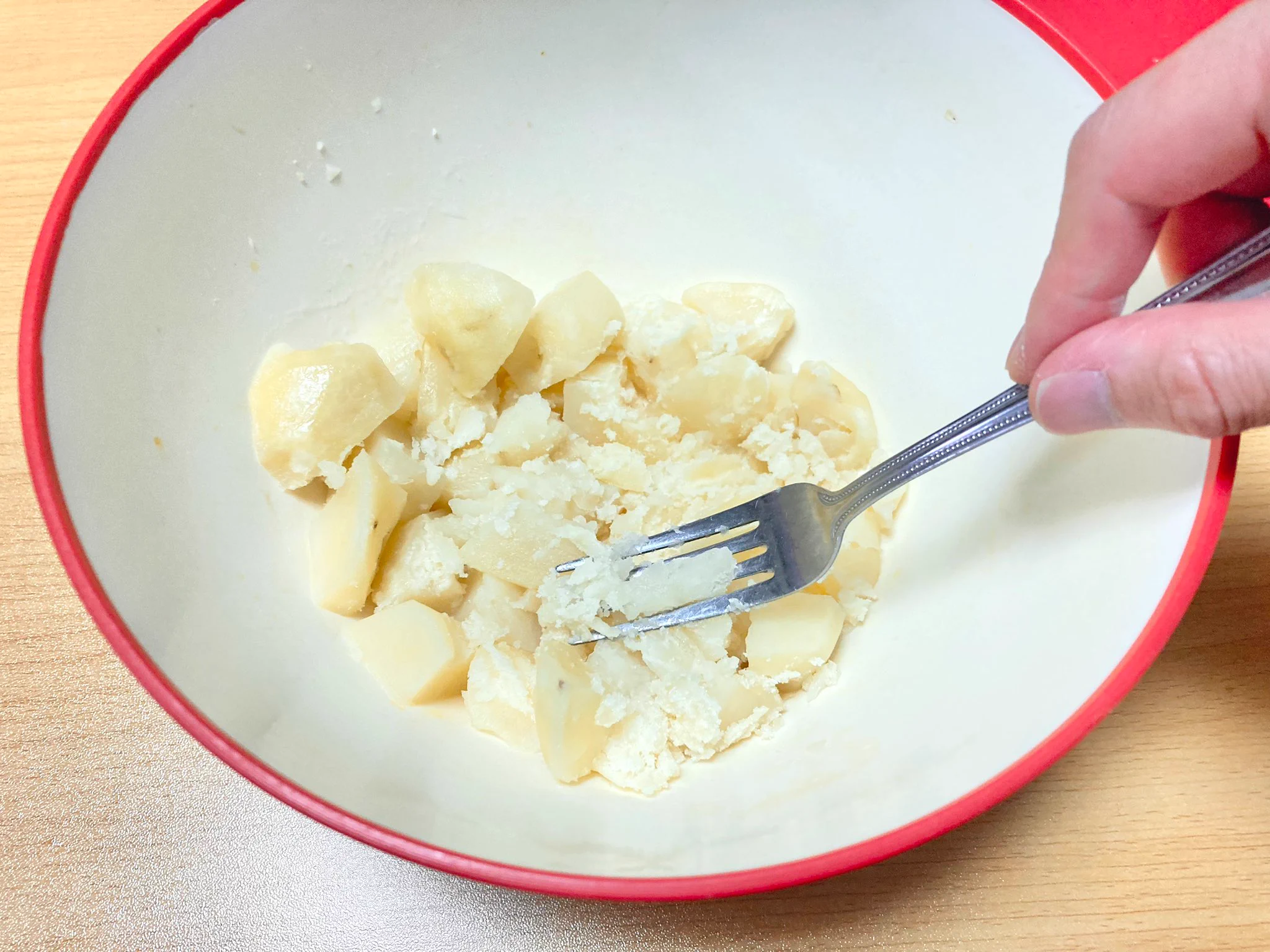 じゃがいもを茹でる必要がなくてお手軽！ポテトサラダ作りがぐっと楽になりそうな、覚えておきたいテクニック！