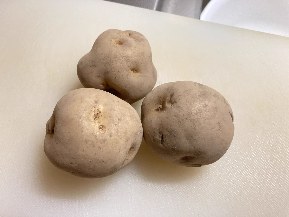 じゃがいもを茹でる必要がなくてお手軽！ポテトサラダ作りがぐっと楽になりそうな、覚えておきたいテクニック！