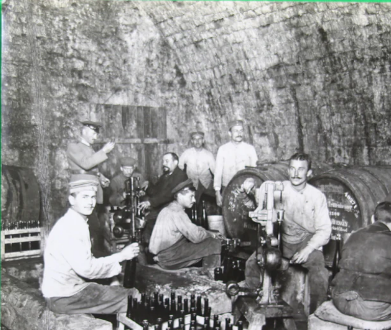 villain_fred's tweet photo. En ce jour de commémoration du #11novembre. Dans #Brüssel occupée, des soldats allemands mettent du vins en bouteille. Vins de "Poilus" vs vin des "Feldgrau"  @LUCANDchristop1 . Les mêmes, pas le même uniforme. Ne pas oublier #DerdesDer 
@HISTOIRE_DU_VIN @fabriziobucella https://t.co/BPwIHSyhr6