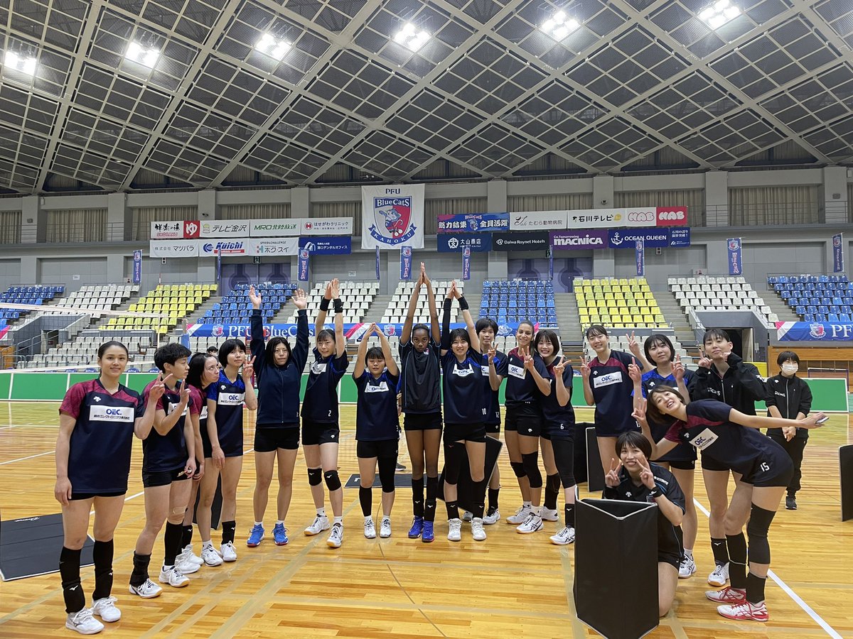 FctvbG's tweet photo. 練習終わり〜📸
ふざけてる人が多いです😸

⚠️金沢大会限定キーリング🔑
お早めにお買い求めください♪

金沢でオススメのワンタン麺🍜
#尾山神社　🔜　#平和軒
#PFUブルーキャッツ
#総力結集　＃全員活躍
#金沢市総合体育館
でお待ちしてます！ https://t.co/tPsxPBc8Gr
