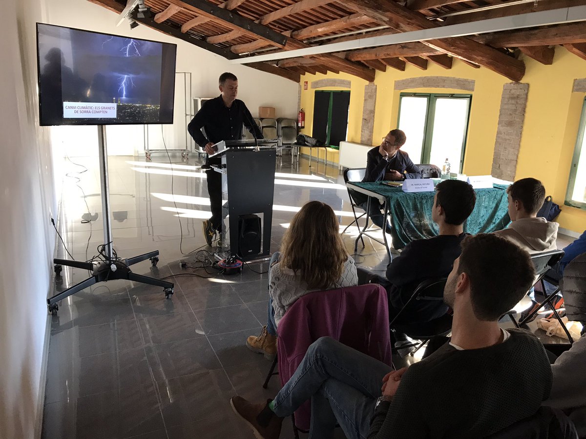 💚 Comença al Museu de la Torneria la Trobada de delegats i delegades verdes dels centres educatius de #Torelló.

👉🏻 L’alcalde, Marçal Ortuño, ha obert la jornada, que segueix amb una xerrada del meteoròleg Francesc Mauri.