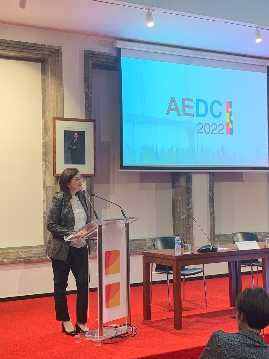 CNMC_ES's tweet photo. 📸La presidenta #CaniFernández @CNMC_ES inaugura la #JornadaAEDC22 @AEDCompetencia 

🗣️"Necesitamos reactivar el proceso parlamentario para transponer la Directiva #ECN+. Es una ocasión única para mejorar la aplicación de la política de #competencia. Es vital modernizar la LDC". https://t.co/eEEIs9GRTg