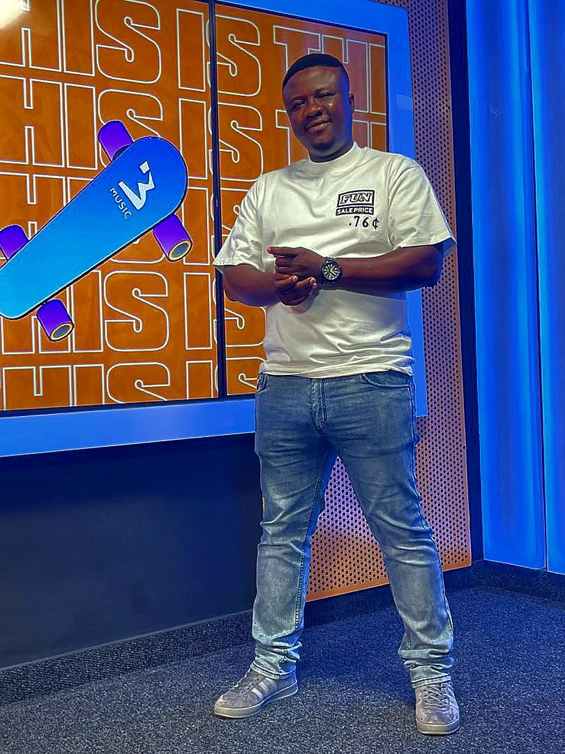 C_RealMC's tweet photo. Chale Mi Y3 Opeimu ! 
#WeekendVibes
#EmCEO https://t.co/7VUGUFYHqb
