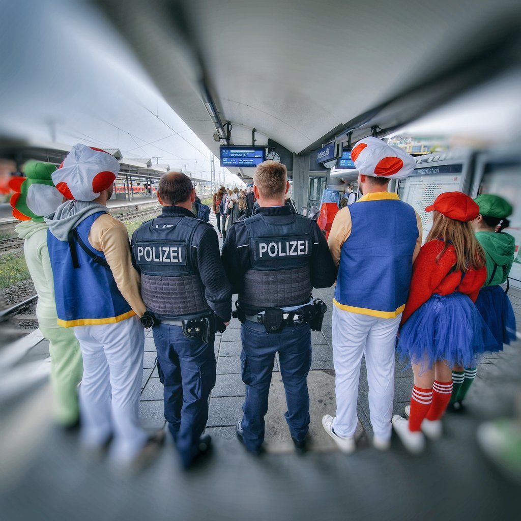 bpol_koblenz's tweet photo. 1⃣1⃣.1⃣1⃣.➖#Sessionsstart #Karneval
Im #Rheinland, #Hessen, in der #Pfalz und an der #Saar:Heute zieht sie los, die Jecken-Schar

Wir👮👮‍♂️ sind an den Bahnanlagen🚉mit SICHERHEIT am Start...sogar mit kurzzeitiger Verstärkung von #Luigi #Mario #Toad #Yoshi 😊
Habt viel Spaß🎊 *mi https://t.co/0H9RpiRCkA