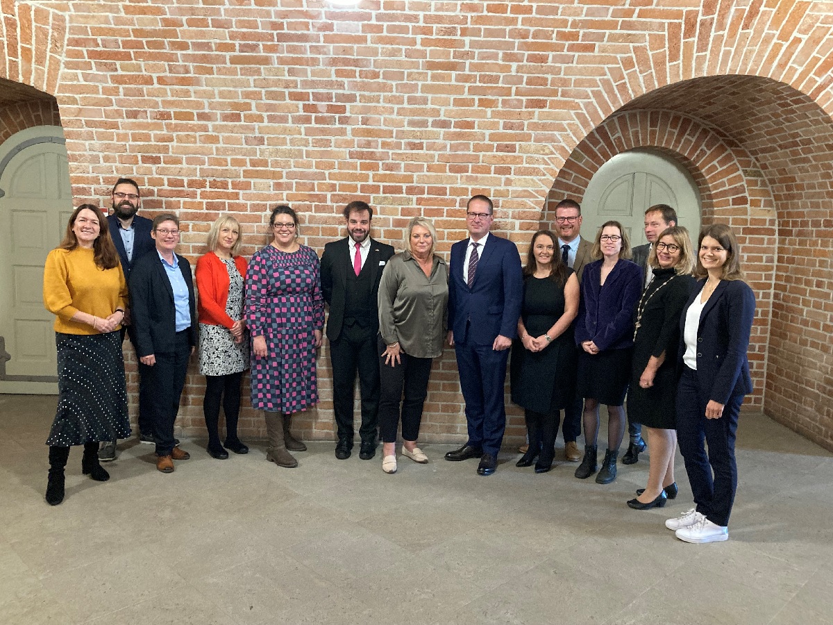 UKinGermany's tweet photo. Wie optimieren wir unsere öffentlichen Verkehrsmittel, Fuß- &amp; Radverkehr, um #netzero zu erreichen? 🚍🚶‍♀️🚶‍♂️🚲 Die North East LEP Delegation tauscht sich mit der Stadt @Ingolstadt_IN, @th_ingolstadt &amp; der Ingolstädter Verkehrsgesellschaft zum Thema umweltverträgliche Mobilität aus. https://t.co/gzX7rSizcf