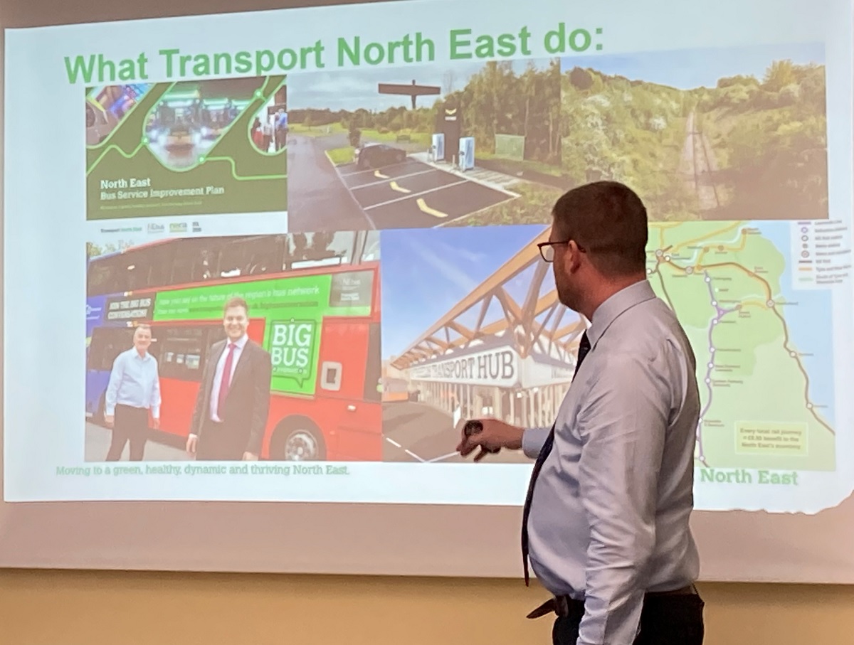 UKinGermany's tweet photo. Wie optimieren wir unsere öffentlichen Verkehrsmittel, Fuß- &amp; Radverkehr, um #netzero zu erreichen? 🚍🚶‍♀️🚶‍♂️🚲 Die North East LEP Delegation tauscht sich mit der Stadt @Ingolstadt_IN, @th_ingolstadt &amp; der Ingolstädter Verkehrsgesellschaft zum Thema umweltverträgliche Mobilität aus. https://t.co/gzX7rSizcf