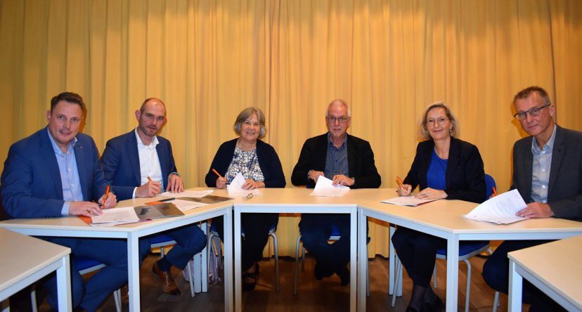 Namens <a href="/Gemeente_Urk/">Gemeente Urk</a> het samenwerkingsconvenant met <a href="/flevomeerbieb/">FlevoMeer Bieb</a> mogen ondertekenen met ook de collega’s uit Dronten, NOP, Zeewolde en Lelystad. We willen de basis leggen voor gezamenlijke inzet op de maatschappelijke opgaven en vernieuwing en verbreding van het bibliotheekwerk