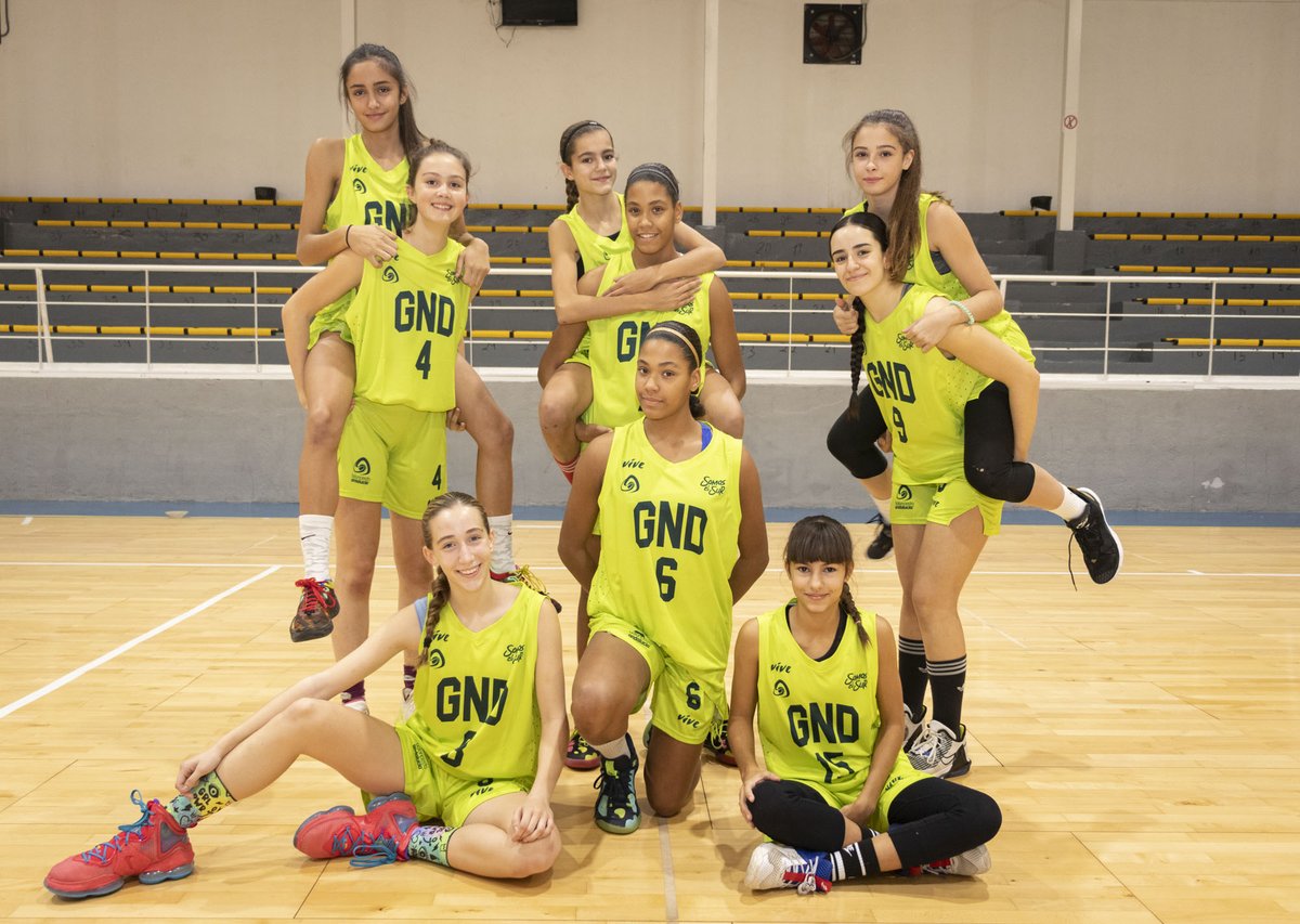 BaseFCBG's tweet photo. ❤️️ La @FundacionCBG, representada en el #A8IF2022 de La Linea de la Concepción.

👉 9 jugadoras del infantil Inmuebles en exclusiva jugarán el torneo con la selección granadina.

🙌 ¡Suerte, chicas!

ℹ️ https://t.co/ESgqKVEptQ https://t.co/oJBx6RdkUk