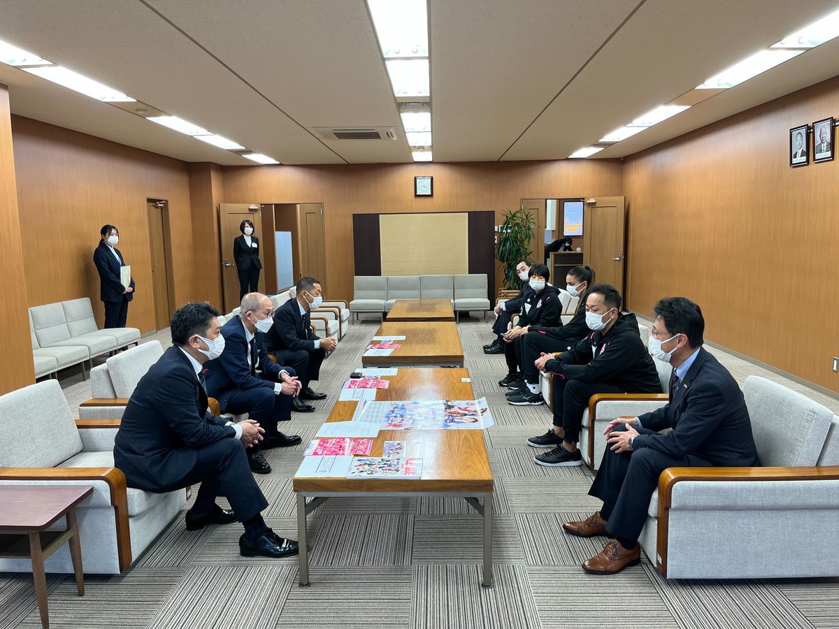 PFUBlueCats's tweet photo. 本日 #金沢市役所 へ表敬に伺いました！
村山市長より熱い激励の言葉をいただきました🔥

明日の金沢市総合体育館でのホームゲーム、ぜひお越しください！
心よりお待ちしております😸

#PFUブルーキャッツ
#PFUBlueCats
#Vリーグ
#ホームゲーム
#金沢大会 https://t.co/lqYyLj8z7z
