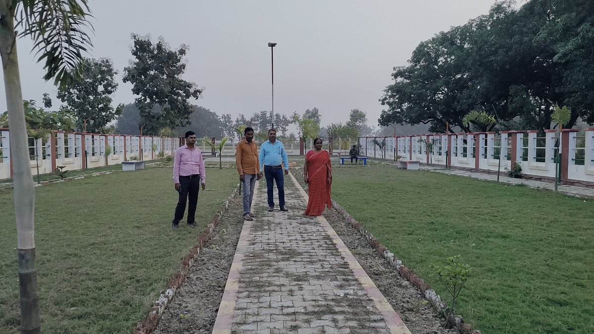 बौलिया बाबू में मनरेगा पार्क का निरीक्षण करते हुए बीडीओ माधुरी देवी व ब्लाक APO सुनील कुमार तिवारी जी