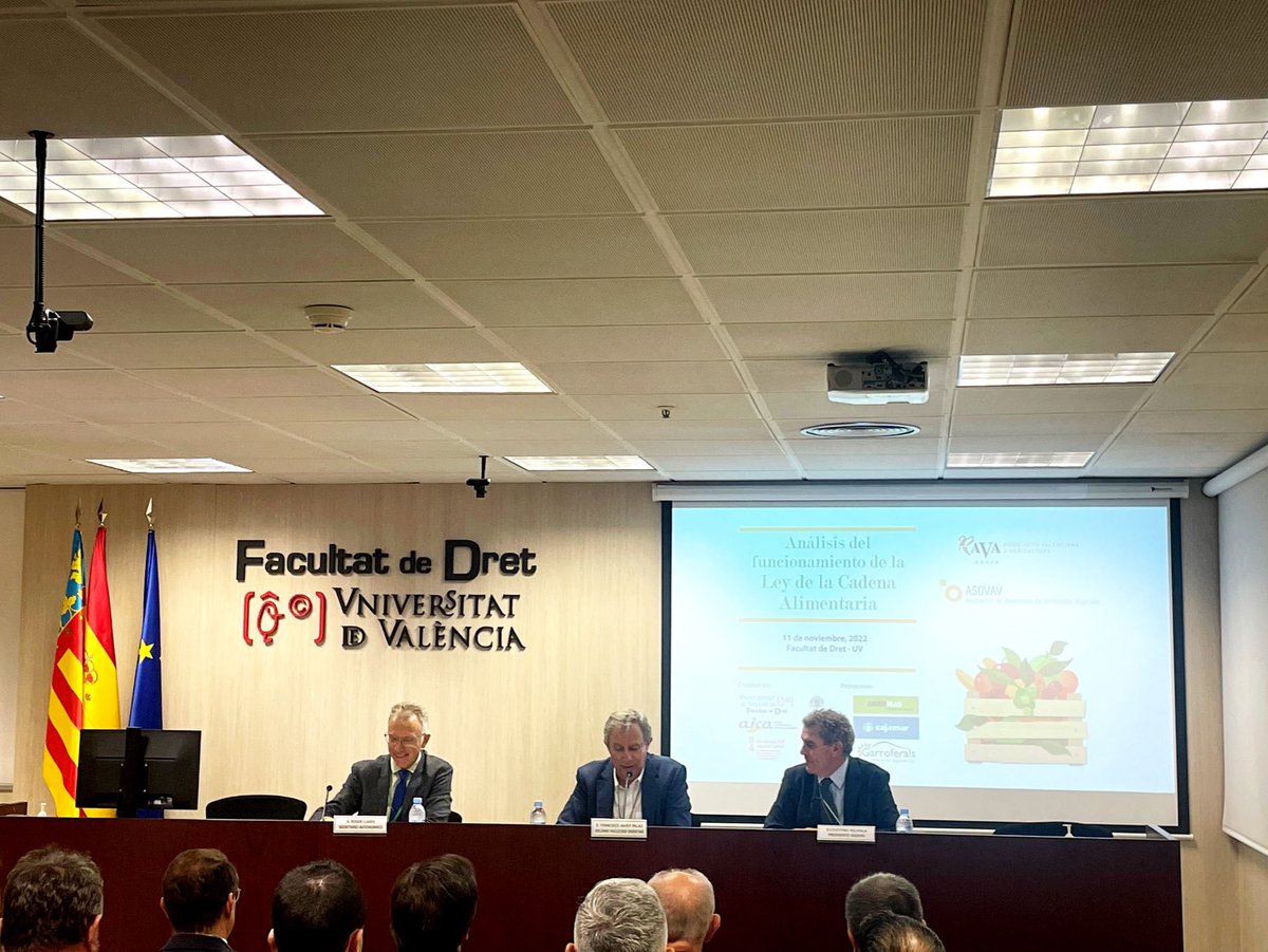 tyriusvalencia's tweet photo. ¡BD! Desde la @DretUV donde asistimos a la Jornada de Análisis del Funcionamiento de la Ley de la Cadena Alimentaria organizada por @ava_asaja y #Asovav #CadenaAlimentaria #alimentacion #consumo https://t.co/q2ZKIXtC0Z