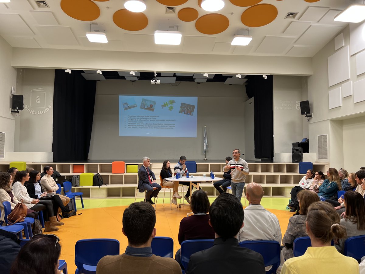 Ayer en la mesa redonda “Digit@les y en la red, riesgos y oportunidades de un centro educativo”. Gracias a Candela <a href="/ContrapartidaLa/">La Contrapartida</a>, José @Incibe, Alfonso <a href="/uaxuniversidad/">UAX</a> y José <a href="/ieducando/">ieducando</a>. Avanzando el Plan Digital sin perder nuestro foco, las personas.
#Digcompedu #SGTalks