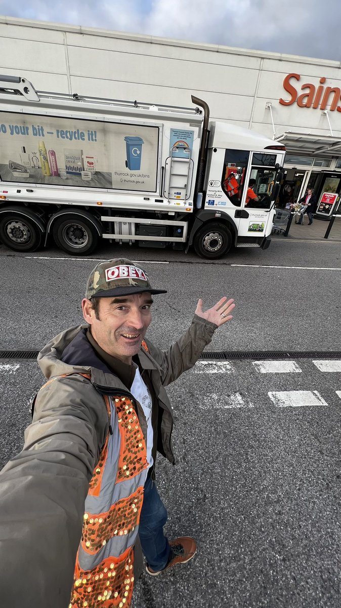ST3AMCo's tweet photo. IT’S ALWAYS A WORRY
Turning up at @Sainsbury’s for a cardboard supermarket sweep to find a bin lorry has beaten you to it…
All’s well that ends well for #ArtOfCardboard on our #MissionToMars22🚀 Day at @TilburyPioneer
#LetsCreate
Let’s #CelebrateArtsMark
Let’s #Ignite22🔥 https://t.co/pHwY1pH5Rt
