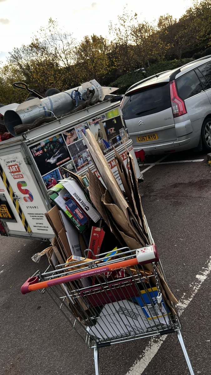 ST3AMCo's tweet photo. IT’S ALWAYS A WORRY
Turning up at @Sainsbury’s for a cardboard supermarket sweep to find a bin lorry has beaten you to it…
All’s well that ends well for #ArtOfCardboard on our #MissionToMars22🚀 Day at @TilburyPioneer
#LetsCreate
Let’s #CelebrateArtsMark
Let’s #Ignite22🔥 https://t.co/pHwY1pH5Rt