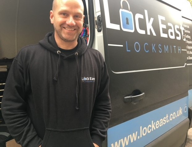 JacobsAllenTax's tweet photo. We'd like to introduce you to Luke at Lock East Locksmiths. Not only has he replaced our lock after it was vandalised but also alerted police to the culprit who superglued it.   #ThankYou #LocalHero 
Fast, effective &amp; friendly service - Highly Recommended
https://t.co/E0AoFFu4mW https://t.co/WFytsW9FUf