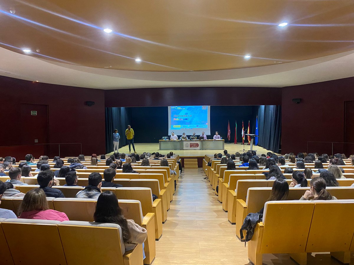 cfiezamora's tweet photo. #CompDigEdu_CyL "Salvemos el Prácticum". Los mentores digitales @educacyl promueven un uso seguro de las TIC entre el alumnado de la Escuela Universitaria de Magisterio de Zamora de la @usal.
Muchas gracias a todos por hacer posible este encuentro TICyL @mjhsusal @maiteroes https://t.co/qBSsDBZgYV