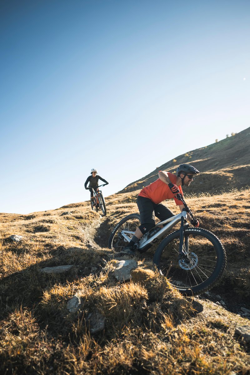 ScottSpain's tweet photo. Diseñada para la montaña, la línea de bicicletas Genius 900 cuenta con versiones de carbono, híbridas y de aluminio para todos los amantes del trail. 

#SCOTTbikes  #SCOTTGenius #AnyTrailAnyTime 

📷 Roo Fowler https://t.co/csdMDnokqy