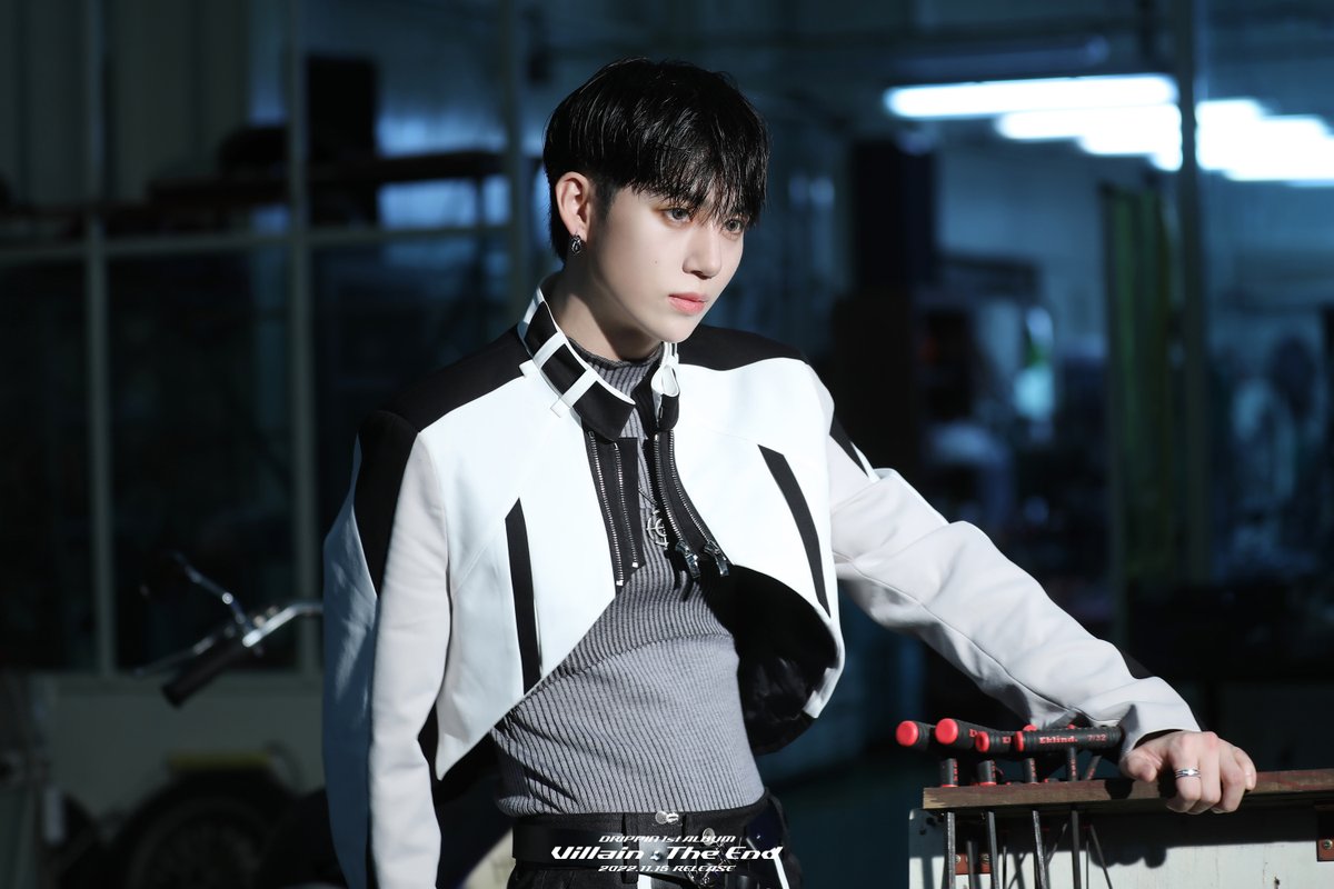 woollim_ent's tweet photo. #DRIPPIN 1st ALBUM
[Villain : The End]｜Jacket Image (ft.Behind)
#황윤성 #HWANGYUNSEONG

2022.11.15 6PM RELEASE

#드리핀
#Villain_The_End #The_One
#Special #Jacket #Jacket_Photo
#COMEBACK #20221115_6PM
#LEEHYEOP #JOOCHANGUK #KIMDONGYUN 
#KIMMINSEO #CHAJUNHO #ALEX https://t.co/axQR9M5l07