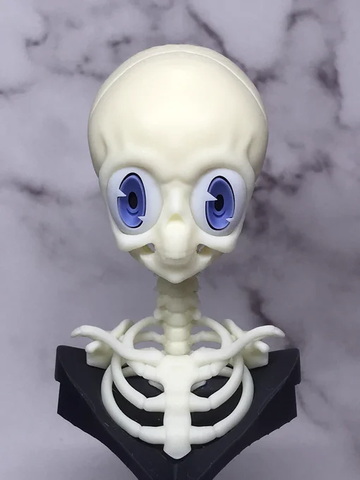 フィギュアの顔を作る時は骨格から作っています。まずは正確なアニメ顔の頭蓋骨を作り、大きな瞳を再現した目玉を作ってはめていきます。それからやっと顔の皮膚を肉付けして顔の造形です。そして髪の毛をつけて出来上がり。…嘘ですw 