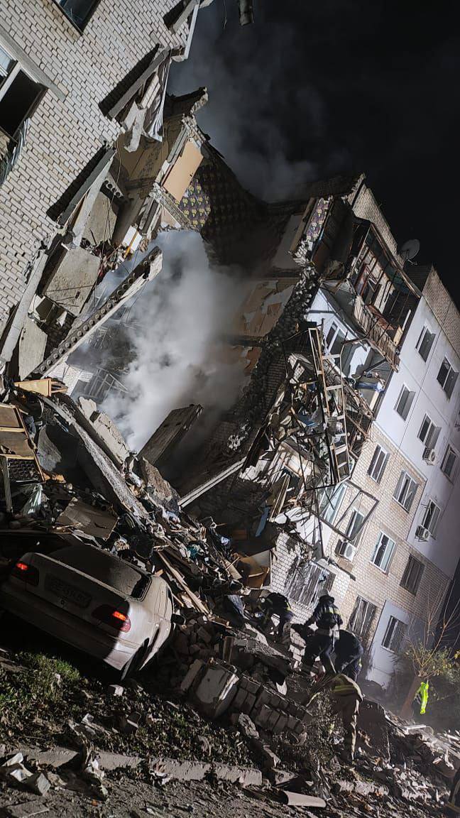 lem0nwithsalt's tweet photo. Rescuers showed the consequences of the night attack on a residential building in #Mykolaiv 
5th deaths reported..
#Ukraine 
#RussiaIsATerroristState https://t.co/RMkGDHVBeL