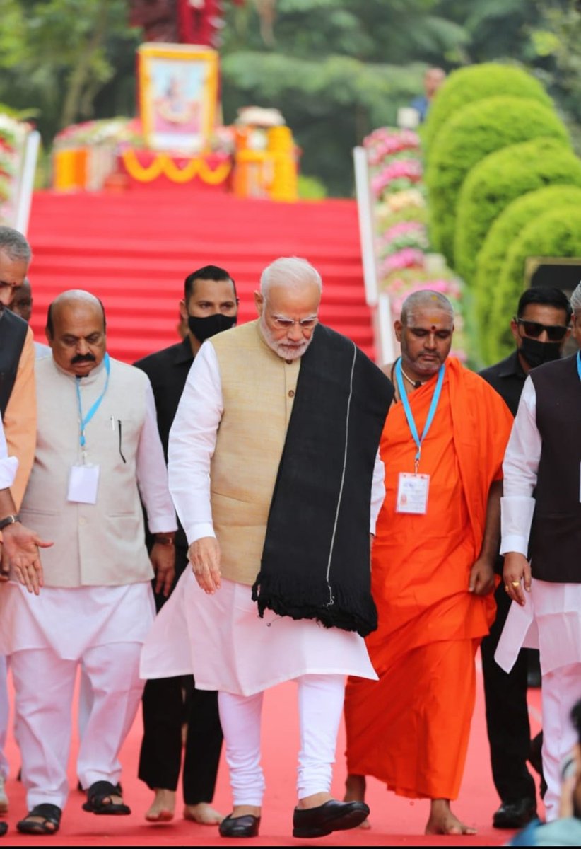 muneendrabandi2's tweet photo. P.M Narendra Modi ji Rich tributes to "Kanaka Das" on the occassion of his Birth anniversary At Bangalore..😎 https://t.co/UfoTDIfRZD